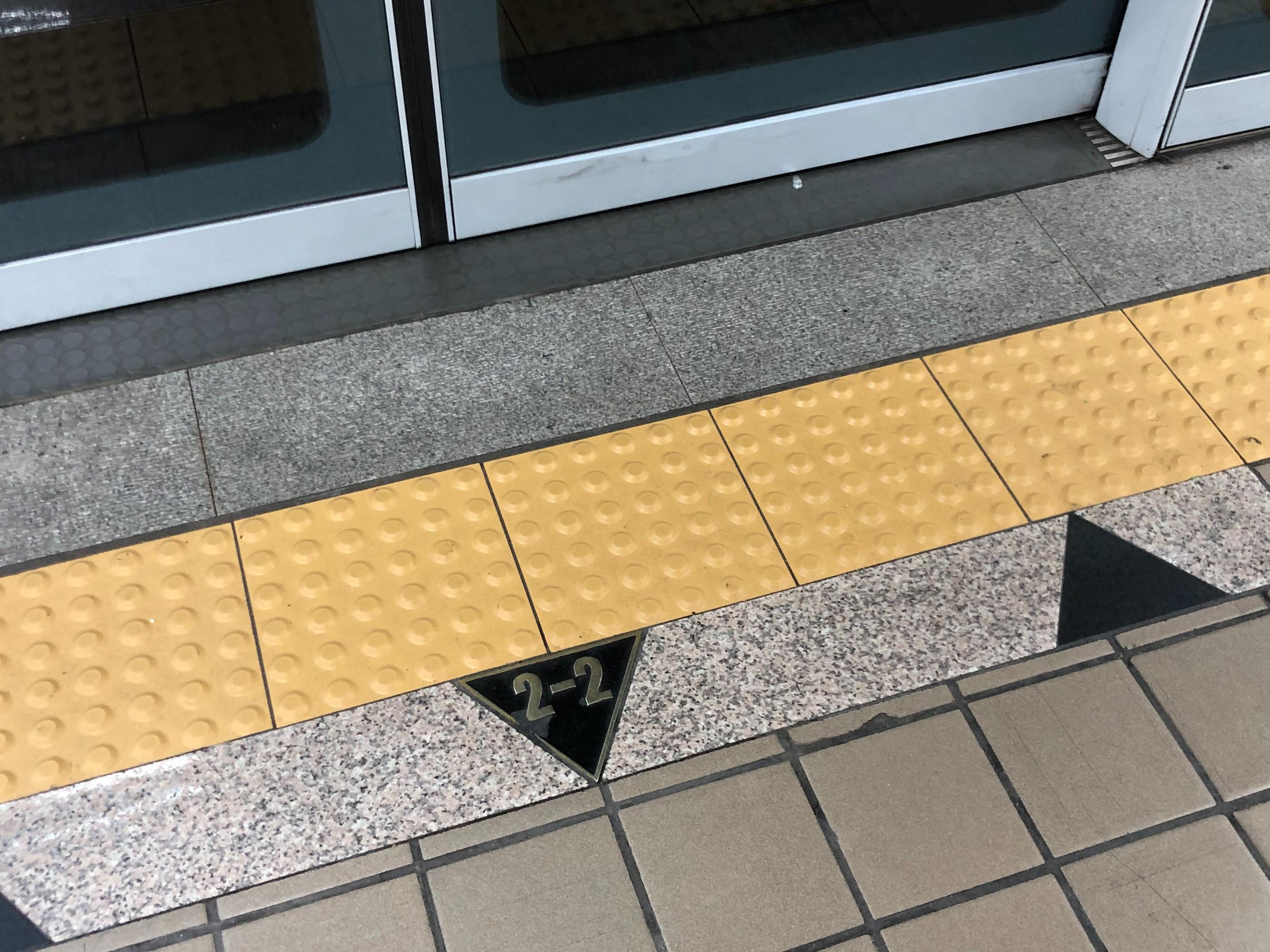 地鐵月臺的黃色標記標示轉乘最佳位置，教導乘客如何乘搭最近的列車以方便轉乘。